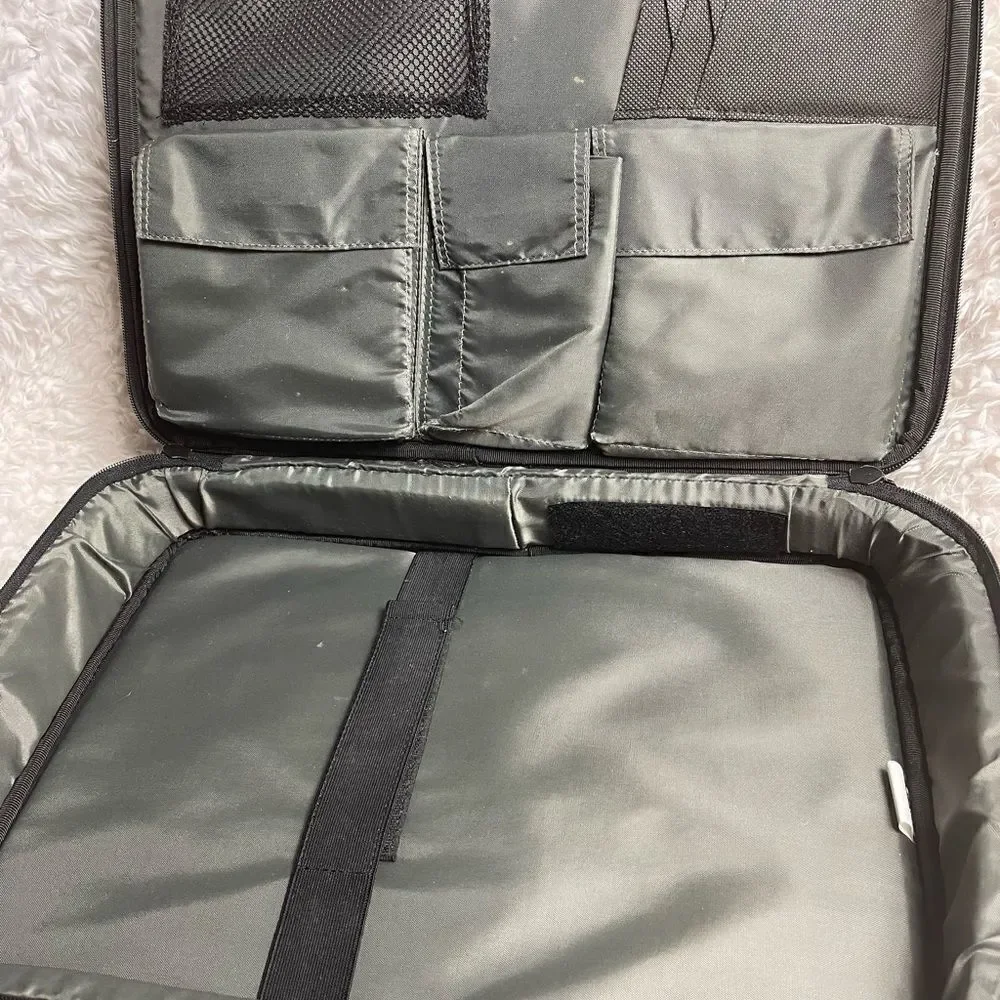 Targus Briefcase / laptop shoulder bag Black and gray Durable Nylon .